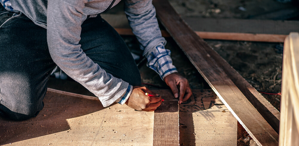 Carpenter leveling next cut